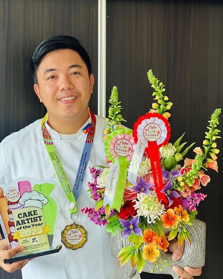 Jairuz Bon Bermudez Edaño holding his Cake Artist of the Year 2023 trophy